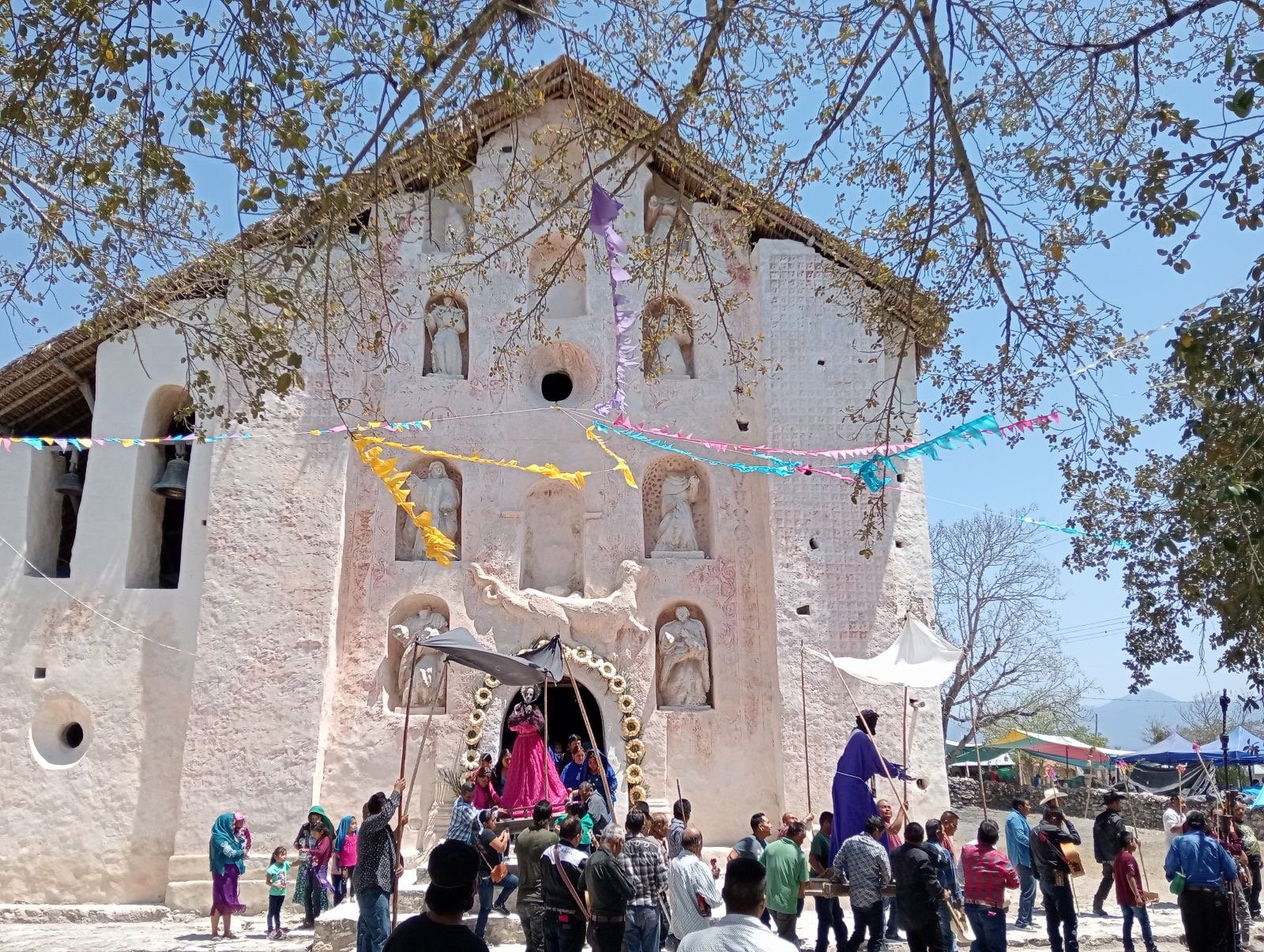 Templo restaurado con participación de comunidades xi’iui. Patrimonio vivo en la Sierra Gorda de San Luis Potosí. Detalle del artesonado reconstruido tras el incendio de 2007. Ritual comunitario tras la reapertura del templo.