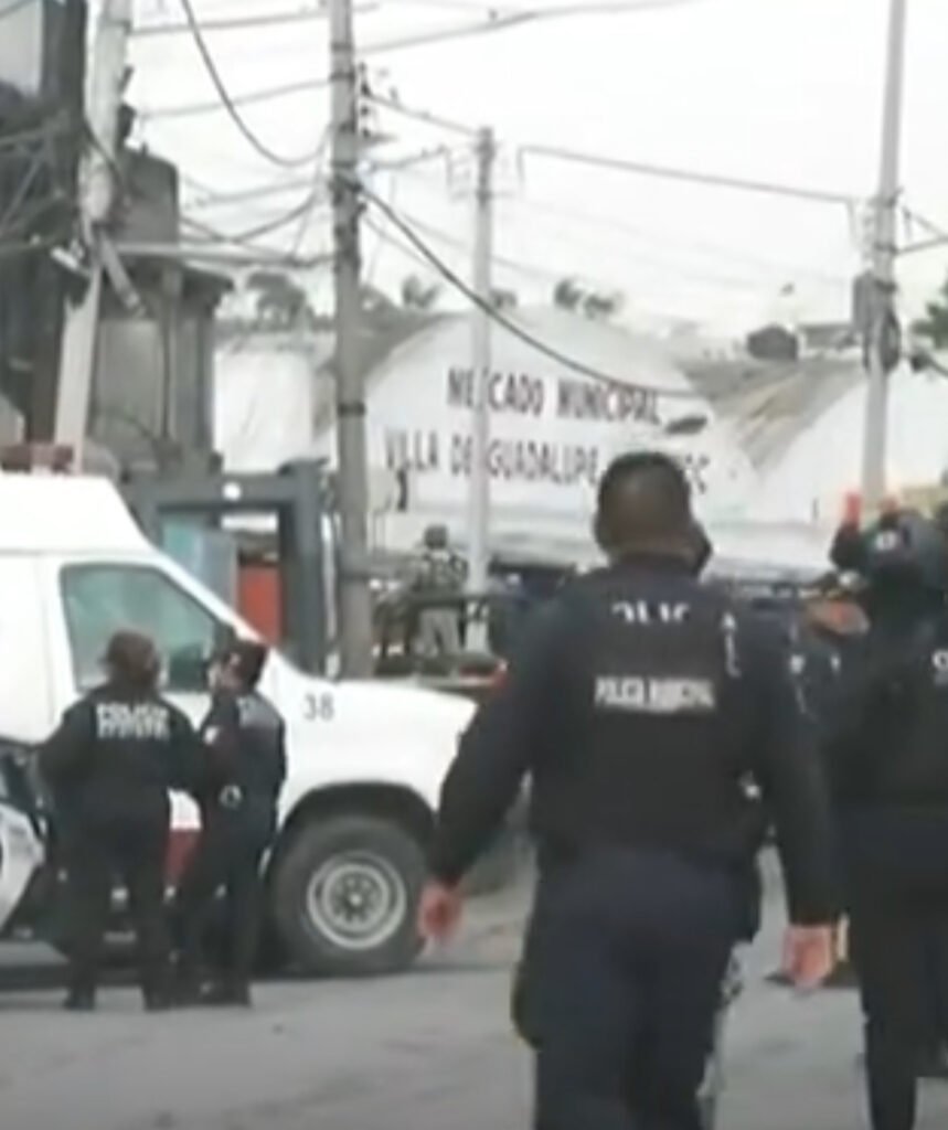 Policías municipales y unidades de emergencia acordonaron la zona tras el ataque en la colonia Villas de Guadalupe Xalostoc, Ecatepec. Foto Especial