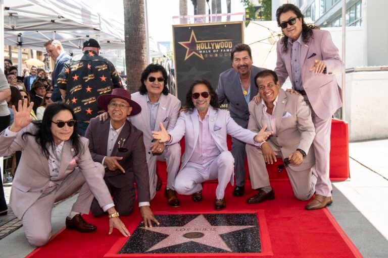 Los Bukis reciben estrella en el Paseo de la Fama y la dedican a los inmigrantes: “La fuerza silenciosa de este país”