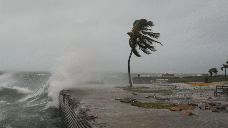 Huracán Melissa provoca alerta  en Jamaica