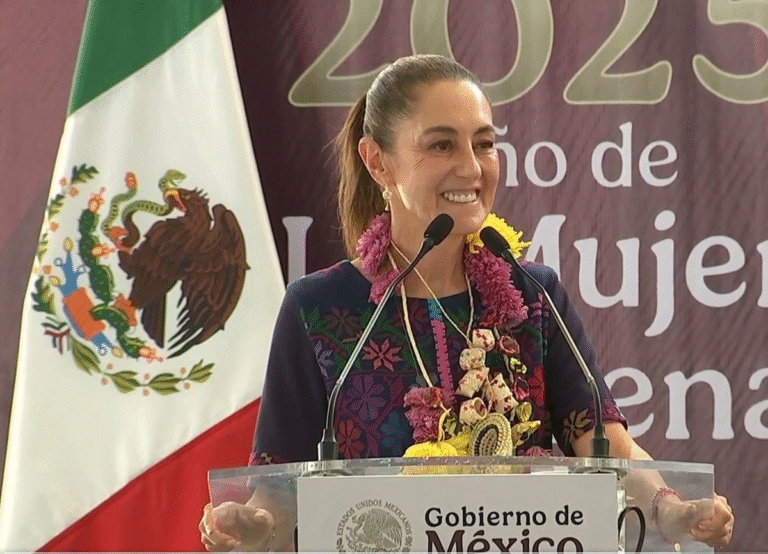 Sheinbaum continúa gira en Oaxaca; docentes de la CNTE protestan durante el evento
