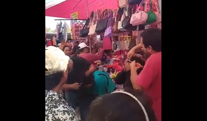 VIDEO Comerciantes rapan a dos presuntas farderas
