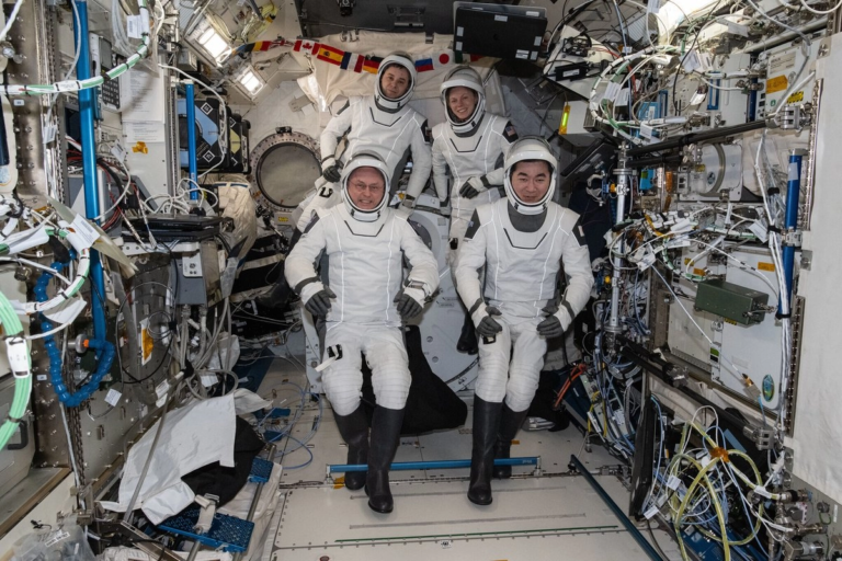 Evacúan a cuatro astronautas de la Estación Espacial Internacional por problema de salud