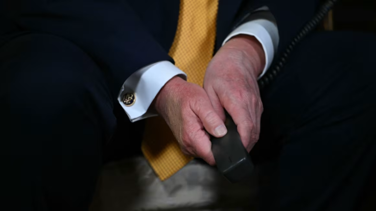 Trump atribuye a la aspirina los moretones en su mano
