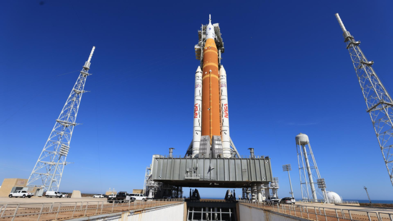 NASA descarta lanzamiento de Artemis 2 en marzo por fallo técnico
