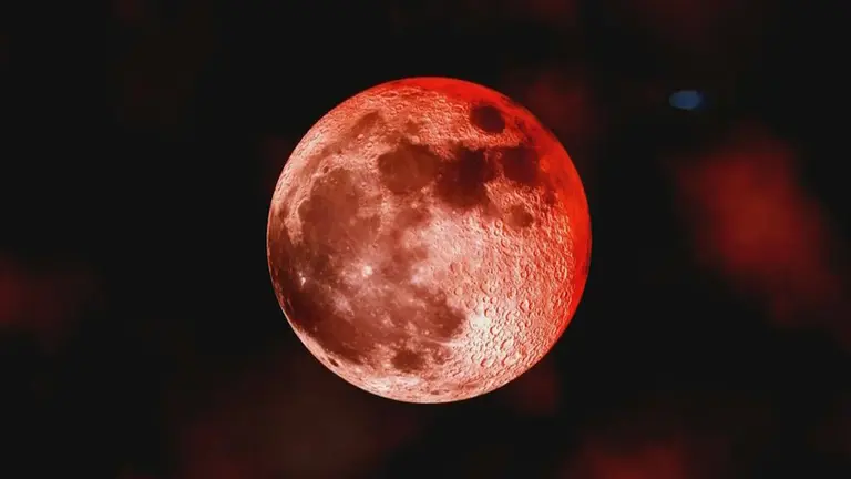 Eclipse lunar total tiñe la Luna de rojo y fue visible en América