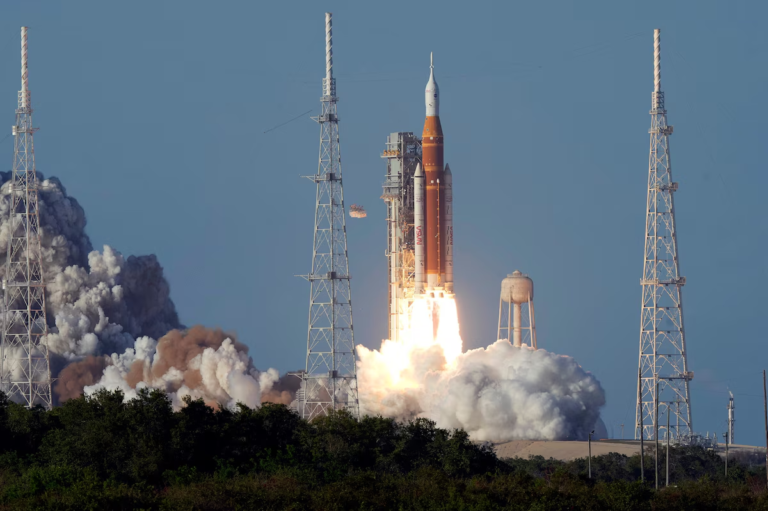 Artemis II despega con éxito en misión tripulada hacia la Luna