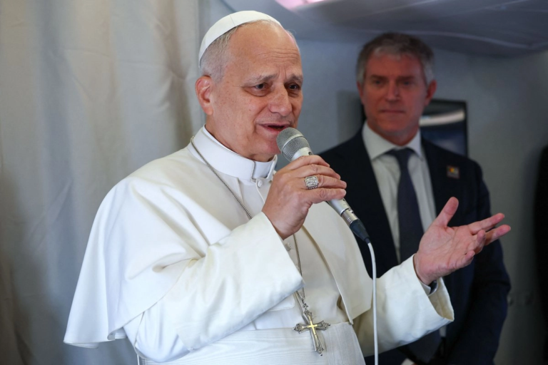 Papa León XIV llama a la paz tras críticas de Donald Trump