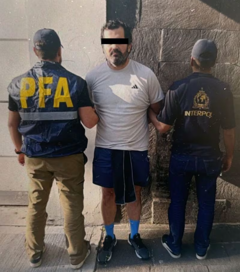 Contralmirante busca asilo en Argentina para evitar extradición a México