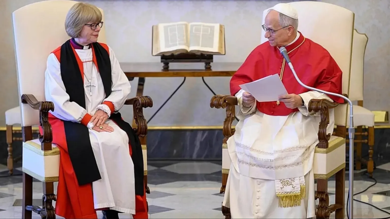 Papa León XIV y arzobispa de Canterbury rezan juntos en encuentro histórico