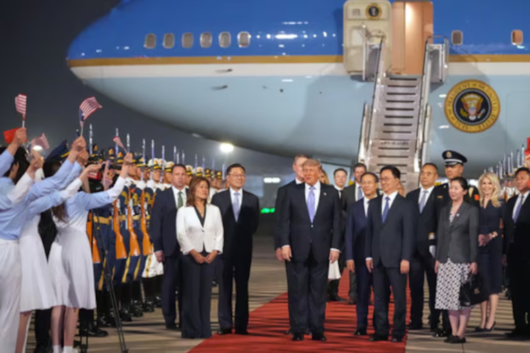 Trump inicia visita a China acompañado por líderes de Nvidia y Tesla