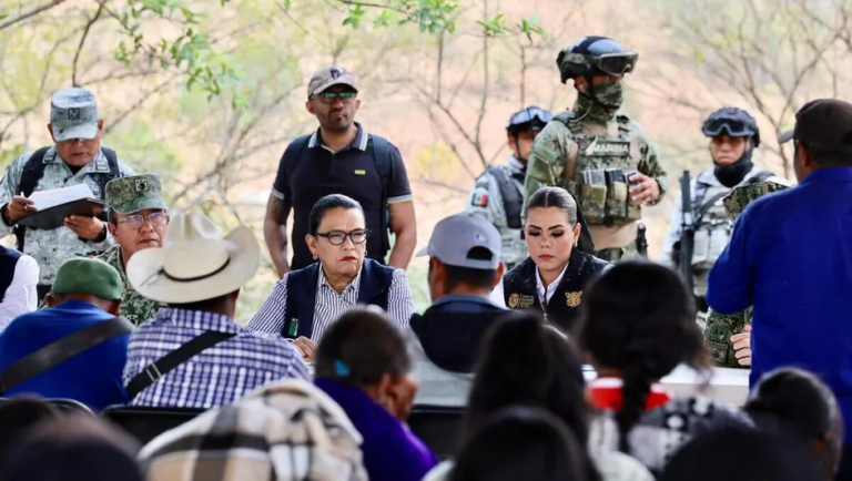 Rosa Icela Rodríguez y Evelyn Salgado dialogan con desplazados por violencia en Chilapa