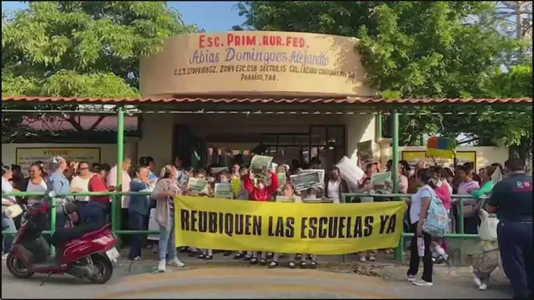 Madres exigen reubicar escuelas junto a refinería Dos Bocas