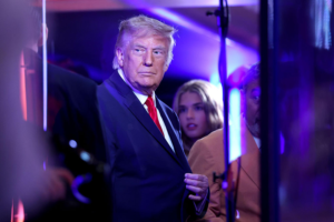 Trump, entre abucheos y polémica