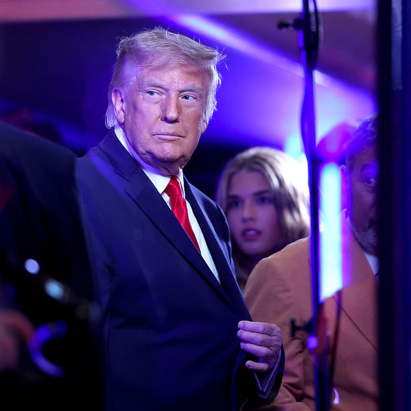 Trump, entre abucheos y polémica