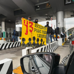 Normalistas bloquean accesos en la caseta de Tlalpan