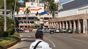 Maestros de la CETEG bloquean la Costera Miguel Alemán en Acapulco
