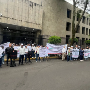 Jubilados de Pemex y CFE protestan frente a Gobernación