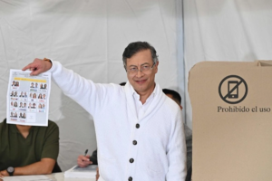 Solicitud para suspender a Gustavo Petro genera polémica en Colombia