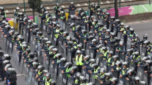 CNTE detiene marcha hacia el Estadio Ciudad de México tras bloqueo policial