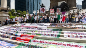 Familias de desaparecidos realizan protesta en Paseo de la Reforma