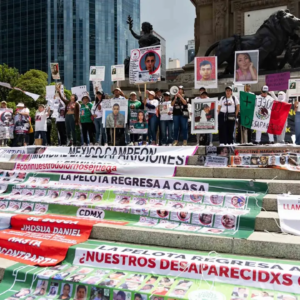 Familias de desaparecidos realizan protesta en Paseo de la Reforma