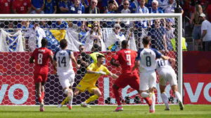 Canadá empata con Bosnia y Herzegovina en su debut