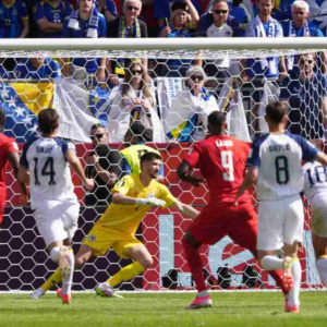 Canadá empata con Bosnia y Herzegovina en su debut