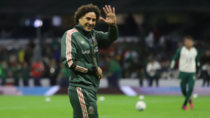 Memo Ochoa abre la puerta al retiro