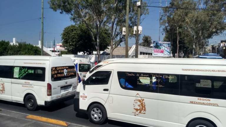 Transportistas bloquean centro de Nezahualcóyotl
