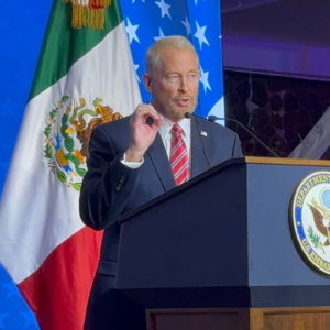Ronald Johnson destaca cooperación México-EU para combatir tráfico de personas
