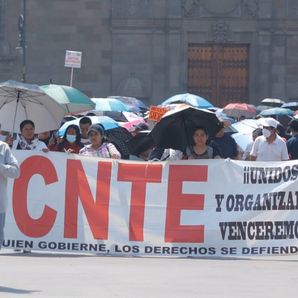 CNTE protesta frente a siete Afores en la CDMX