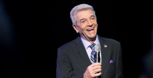 Muere el comediante Tom Dreesen a los 86 años