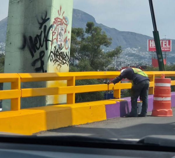Retiran pintura morada de puentes en CDMX