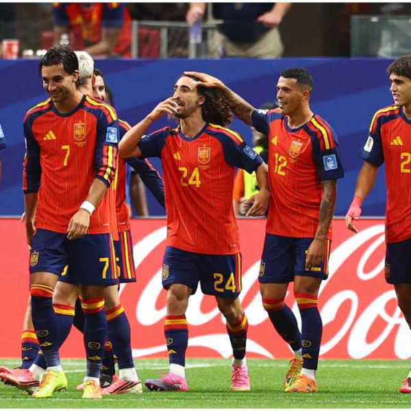 España golea a Arabia Saudita y toma el liderato del Grupo H