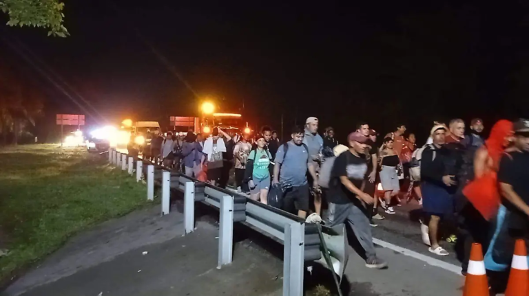 Caravana migrante llega a Mapastepec tras recorrer más de 100 kms