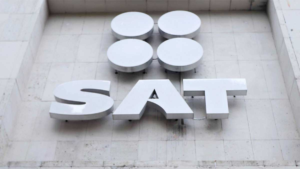 Sancionan a exfuncionario del SAT por ocultar 1.5 mdp