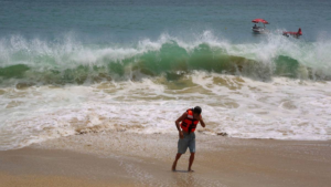Mar de fondo activa alerta en Guerrero por oleaje y corrientes peligrosas