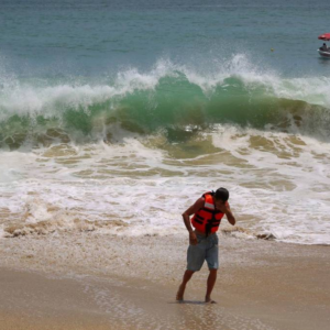 Mar de fondo activa alerta en Guerrero por oleaje y corrientes peligrosas