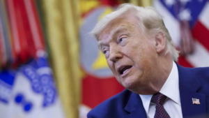 Trump califica de “antipatriótica” resolución del Congreso sobre poderes de guerra