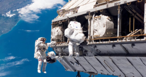 Astronautas de la Estación Espacial Internacional se preparan para posible evacuación
