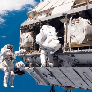 Astronautas de la Estación Espacial Internacional se preparan para posible evacuación