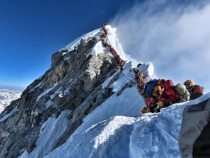 Hallan con vida a un guía en el Everest tras 7 días sin alimento