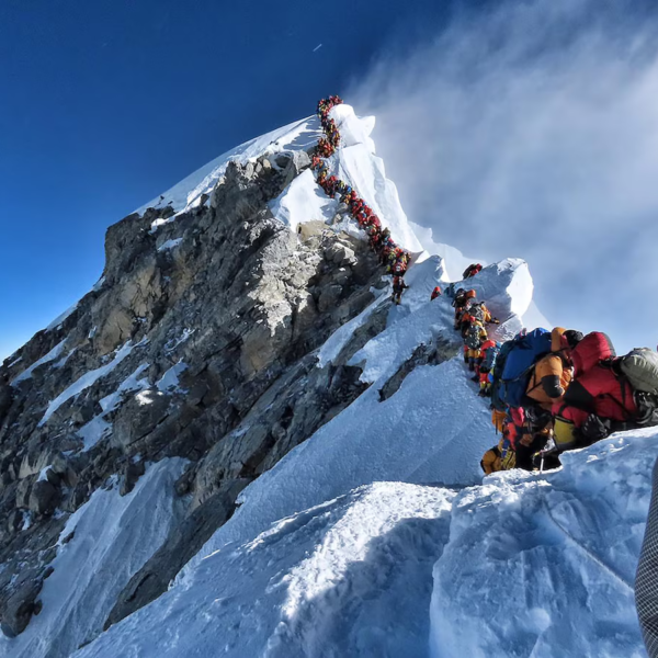 Hallan con vida a un guía en el Everest tras 7 días sin alimento