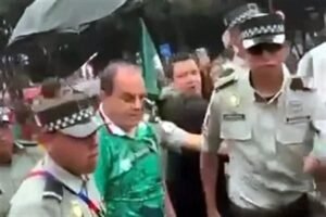 Encaran a ‘Cuau’ al salir de partido inaugural del Mundial