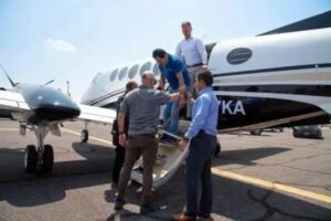 Entregaron a EU al piloto que trasladó a “El Mayo”