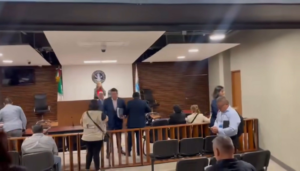 Exdirector de Pemex enfrentará en libertad proceso por violencia familiar