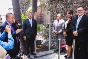 Develan placa conmemorativa en el Callejón del Jurista de Cuernavaca