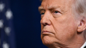 Trump defiende retenes migratorios tras muertes en operativos del ICE