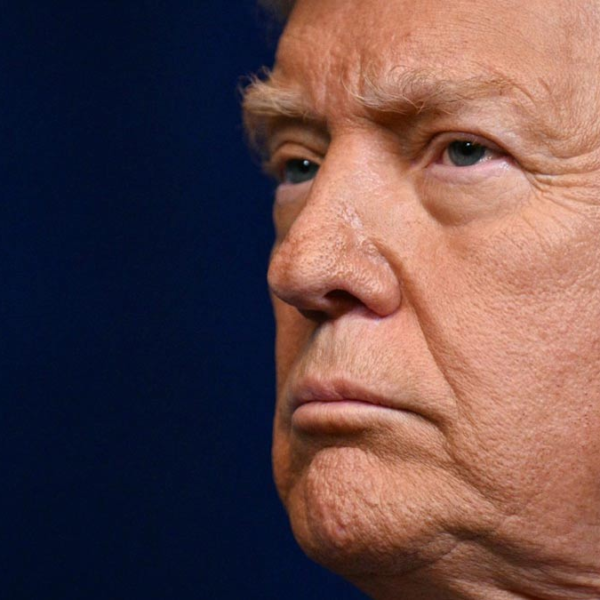 Trump defiende retenes migratorios tras muertes en operativos del ICE
